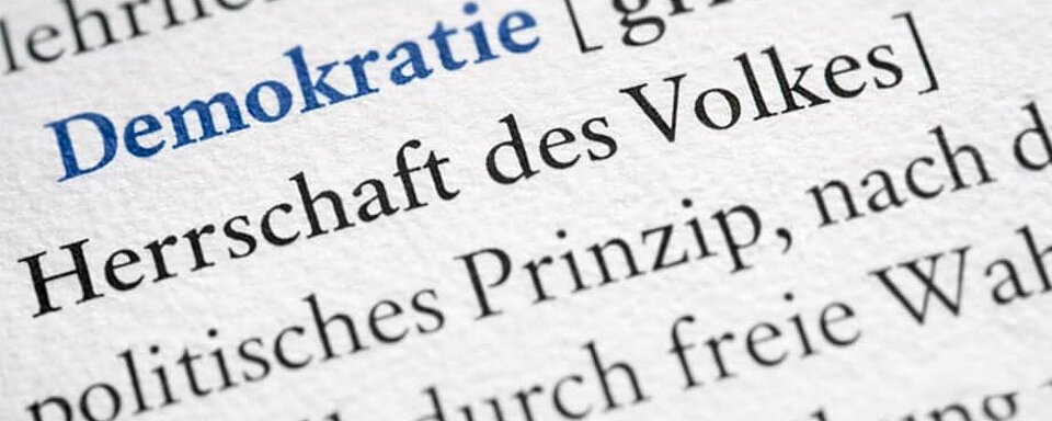 Lexikonseite mit dem Begriff Demokratie