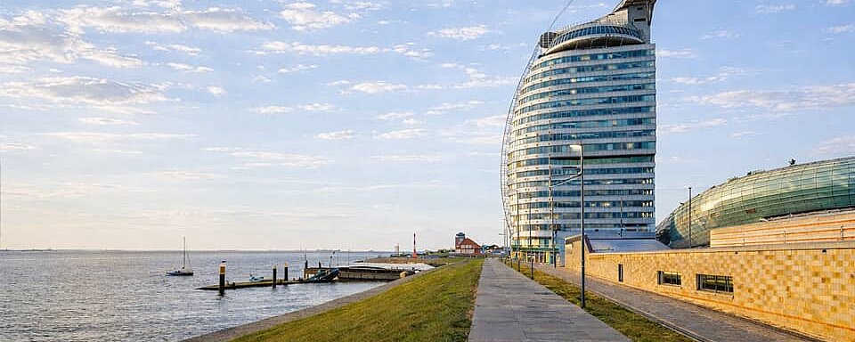 Deich in Bremerhaven mit Sail City Hotel