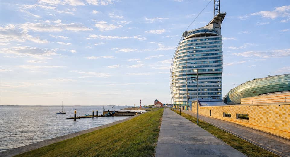 Deich in Bremerhaven mit Sail City Hotel